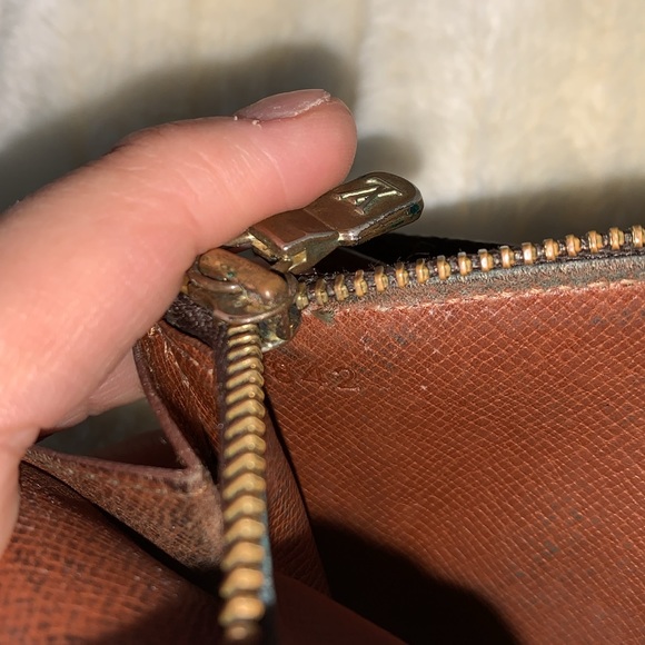 LV Monogram Emilie Continental Wallet - Picture 4 of 16